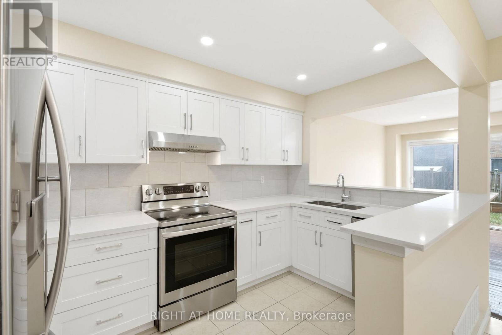 212 Venice Gate Drive, Vaughan, Ontario  L4H 0G1 - Photo 5 - N13004638