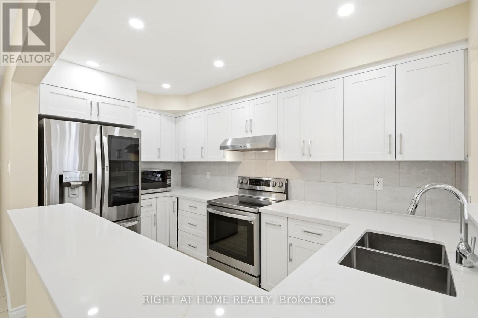 212 Venice Gate Drive, Vaughan, Ontario  L4H 0G1 - Photo 6 - N13004638