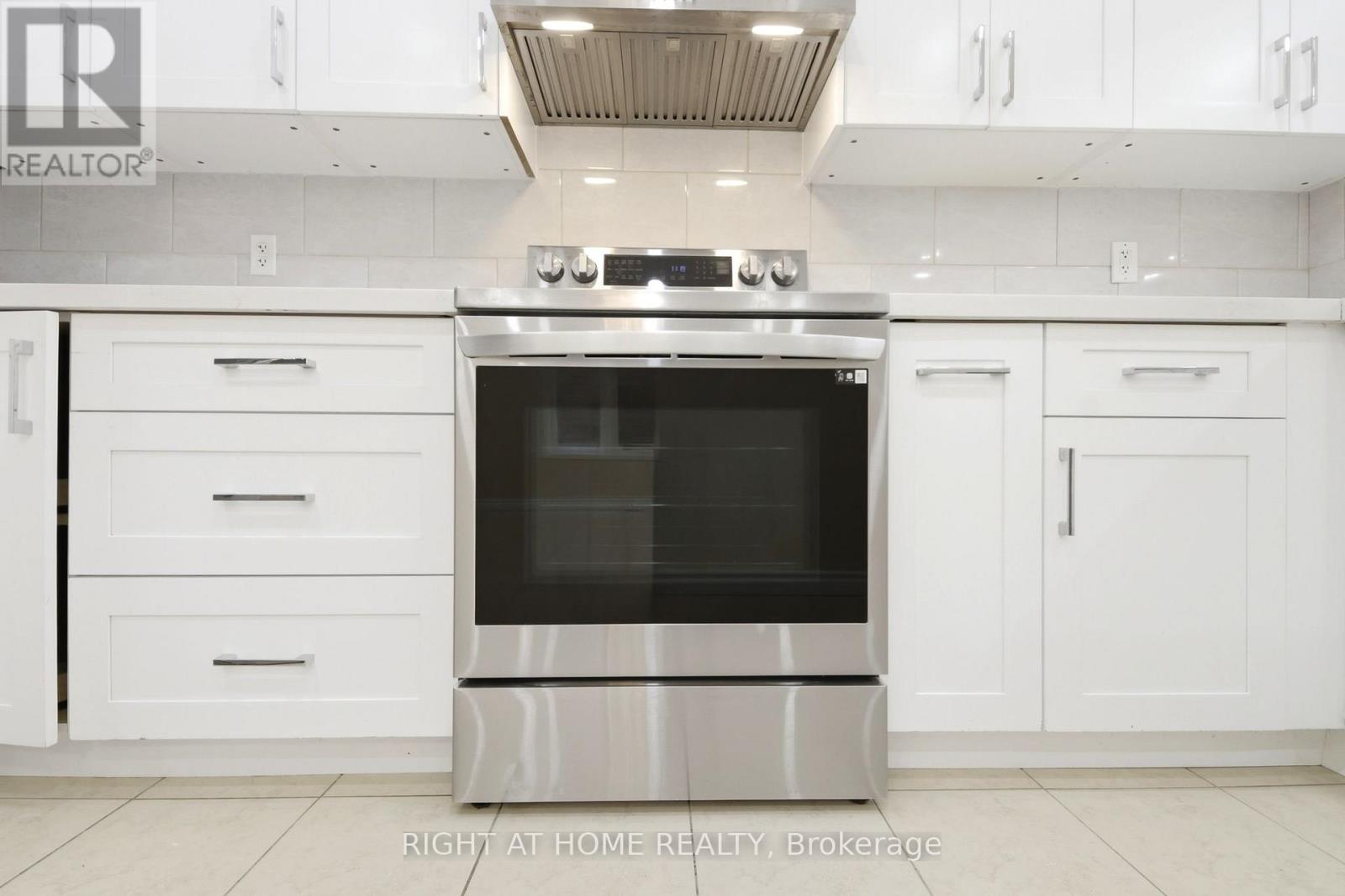 212 Venice Gate Drive, Vaughan, Ontario  L4H 0G1 - Photo 9 - N13004638