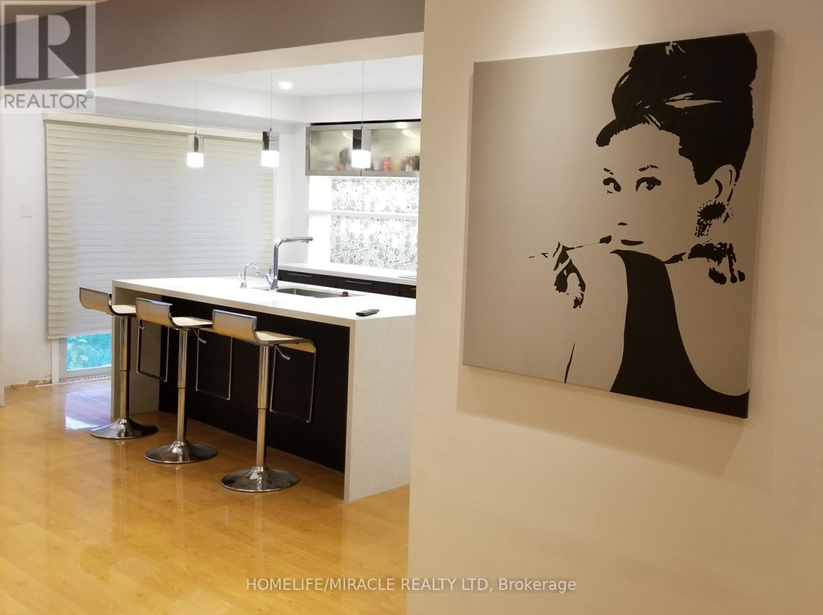 487 Wallenberg Crescent, Mississauga, Ontario  L5B 3M2 - Photo 4 - W13004622