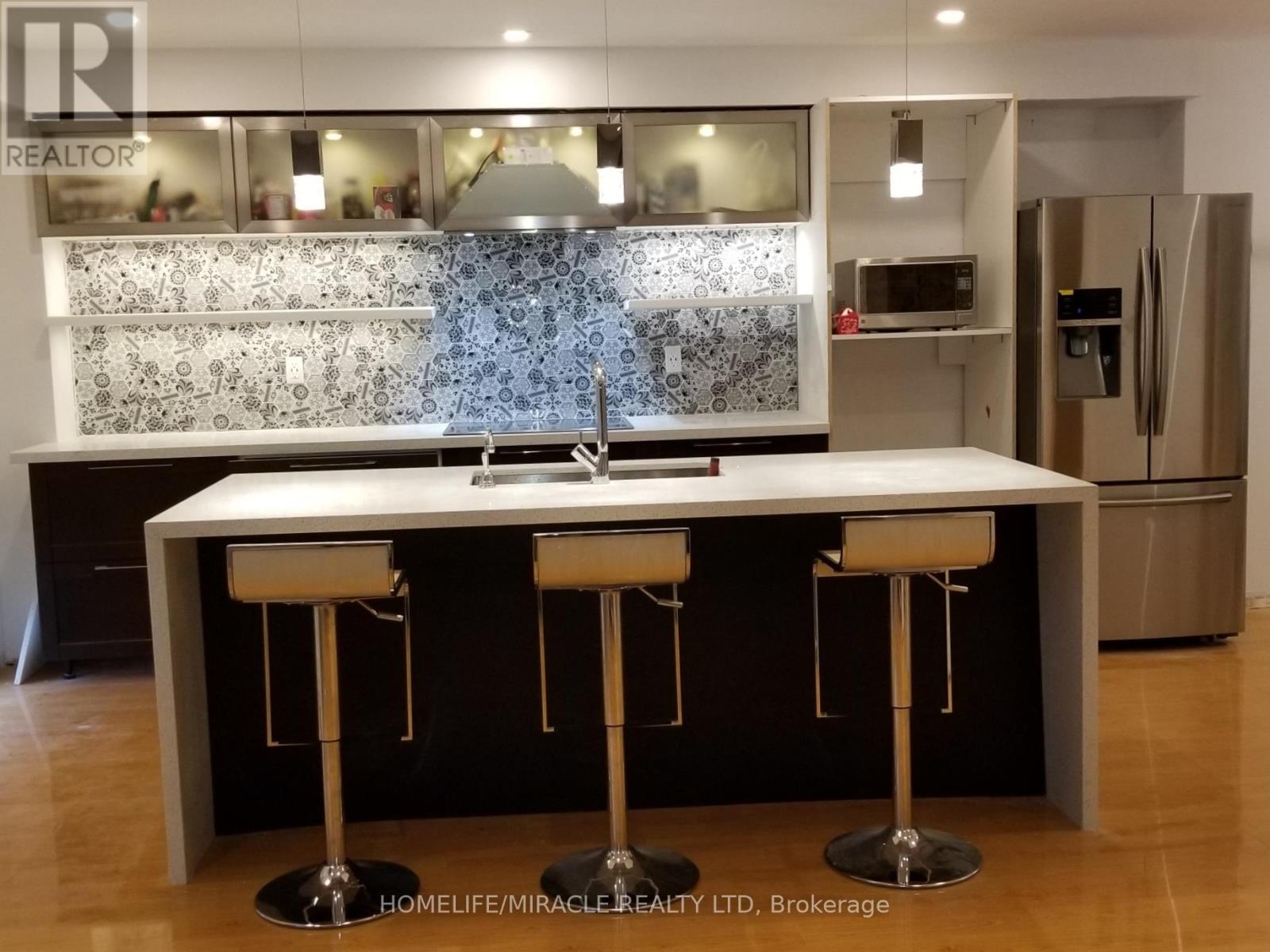 487 Wallenberg Crescent, Mississauga, Ontario  L5B 3M2 - Photo 6 - W13004622