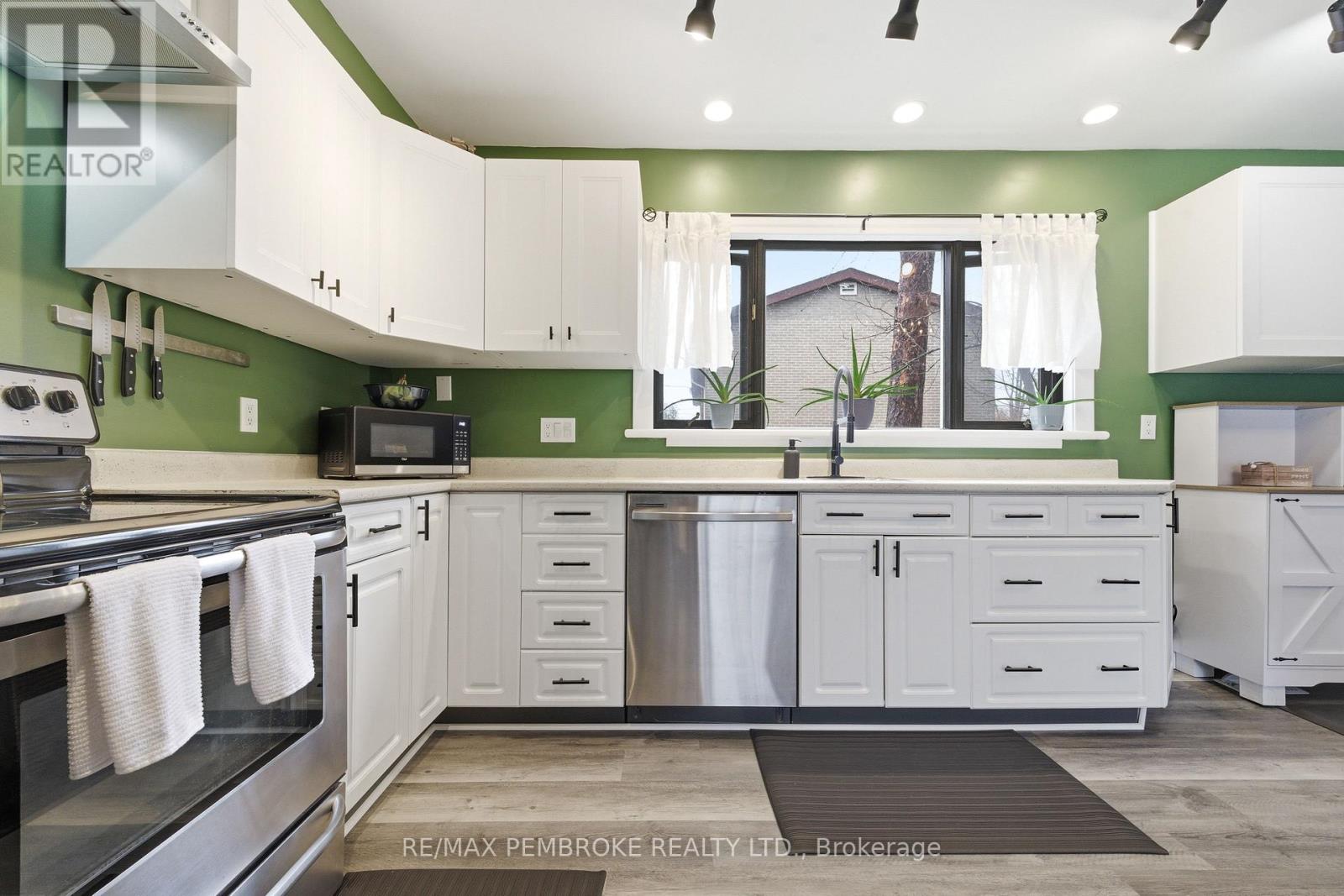 98 Birch Street, Deep River, Ontario K0J 1P0 - Photo 27 - X12999888