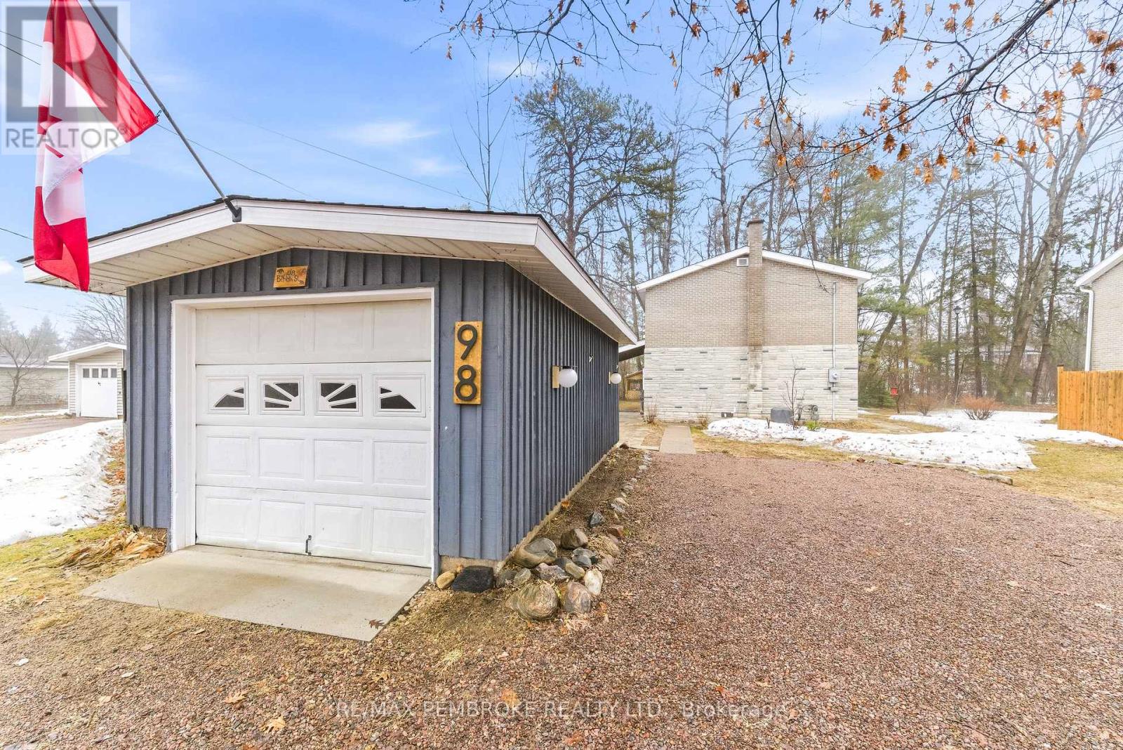 98 Birch Street, Deep River, Ontario K0J 1P0 - Photo 5 - X12999888