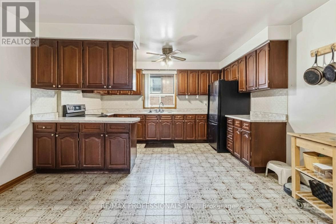 118 Tandridge Crescent, Toronto, Ontario  M9W 5N9 - Photo 5 - W13000780