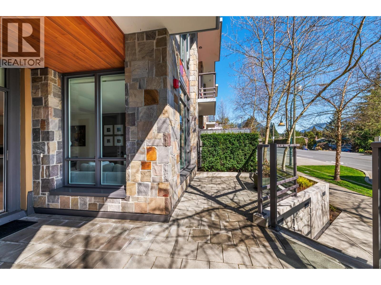 2765 MOUNTAIN HIGHWAY, North Vancouver, British Columbia