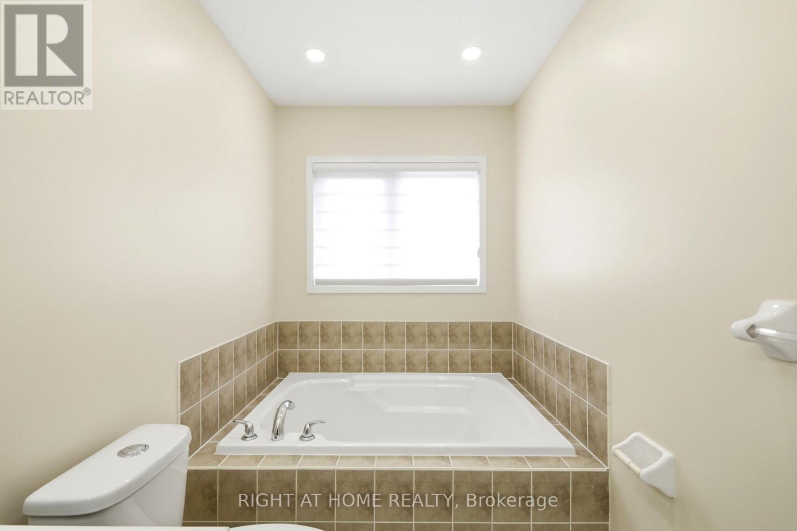 212 Venice Gate Drive, Vaughan, Ontario  L4H 0G1 - Photo 17 - N13004724