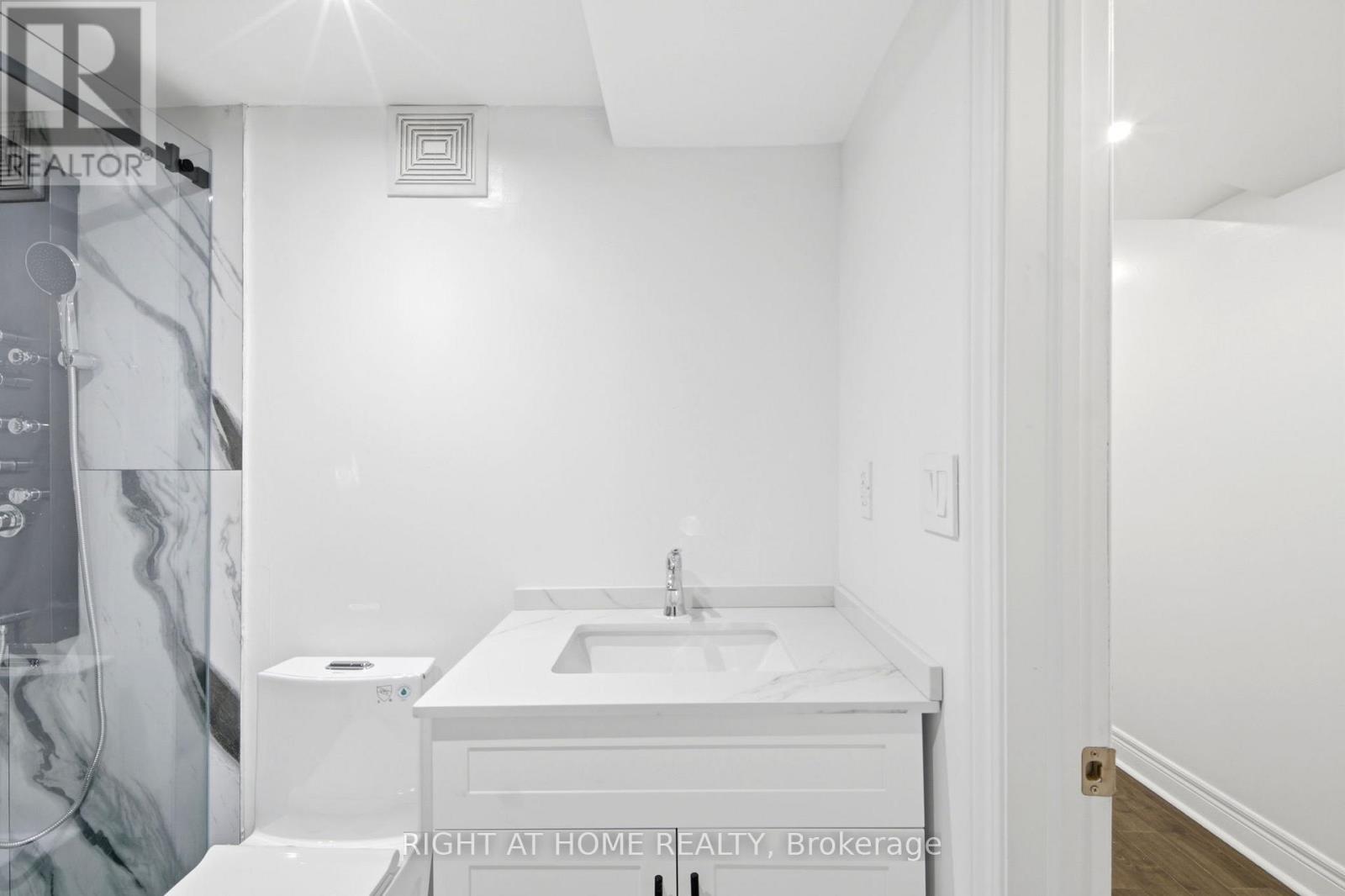 212 Venice Gate Drive, Vaughan, Ontario  L4H 0G1 - Photo 33 - N13004724