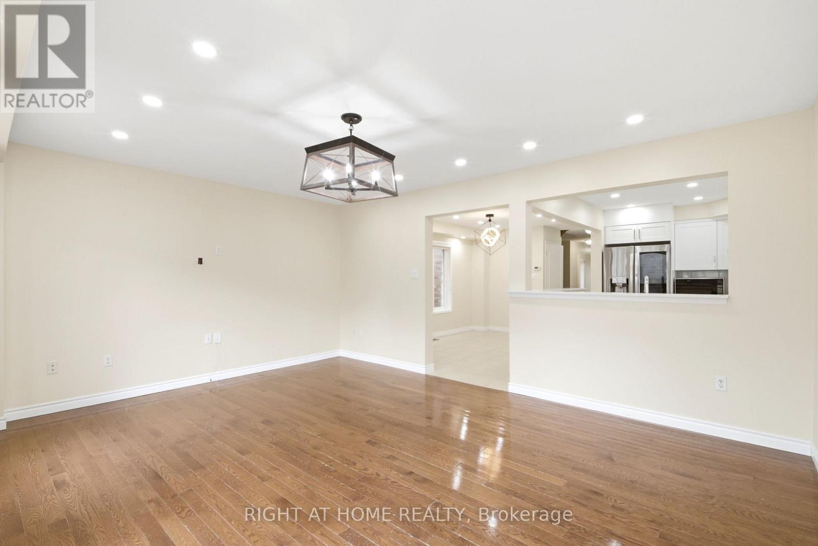 212 Venice Gate Drive, Vaughan, Ontario  L4H 0G1 - Photo 4 - N13004724