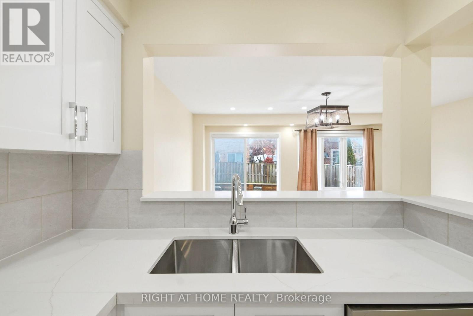 212 Venice Gate Drive, Vaughan, Ontario  L4H 0G1 - Photo 7 - N13004724