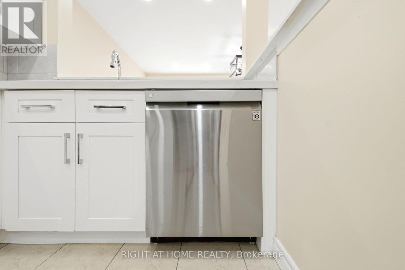 212 Venice Gate Drive, Vaughan, Ontario  L4H 0G1 - Photo 8 - N13004724