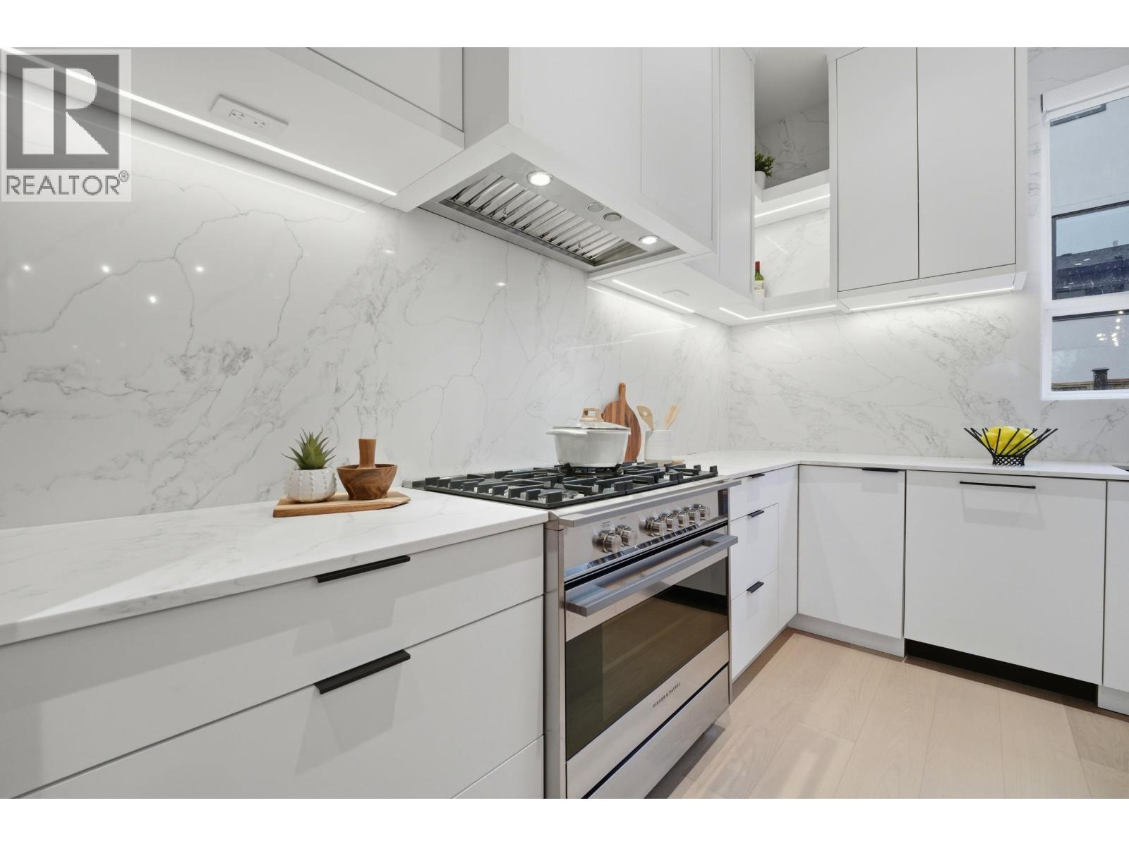 4 6070 Elgin Avenue, Burnaby, British Columbia  V0V 0V0 - Photo 6 - R3111253