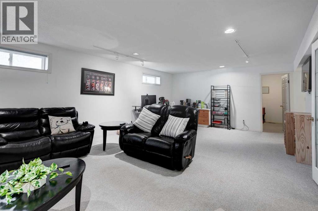 4 Christie Gardens Sw, Calgary, Alberta  T3H 3B5 - Photo 21 - A2277543