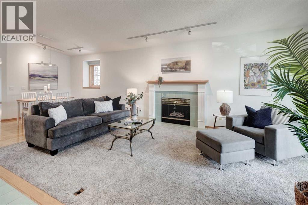 4 Christie Gardens Sw, Calgary, Alberta  T3H 3B5 - Photo 2 - A2277543