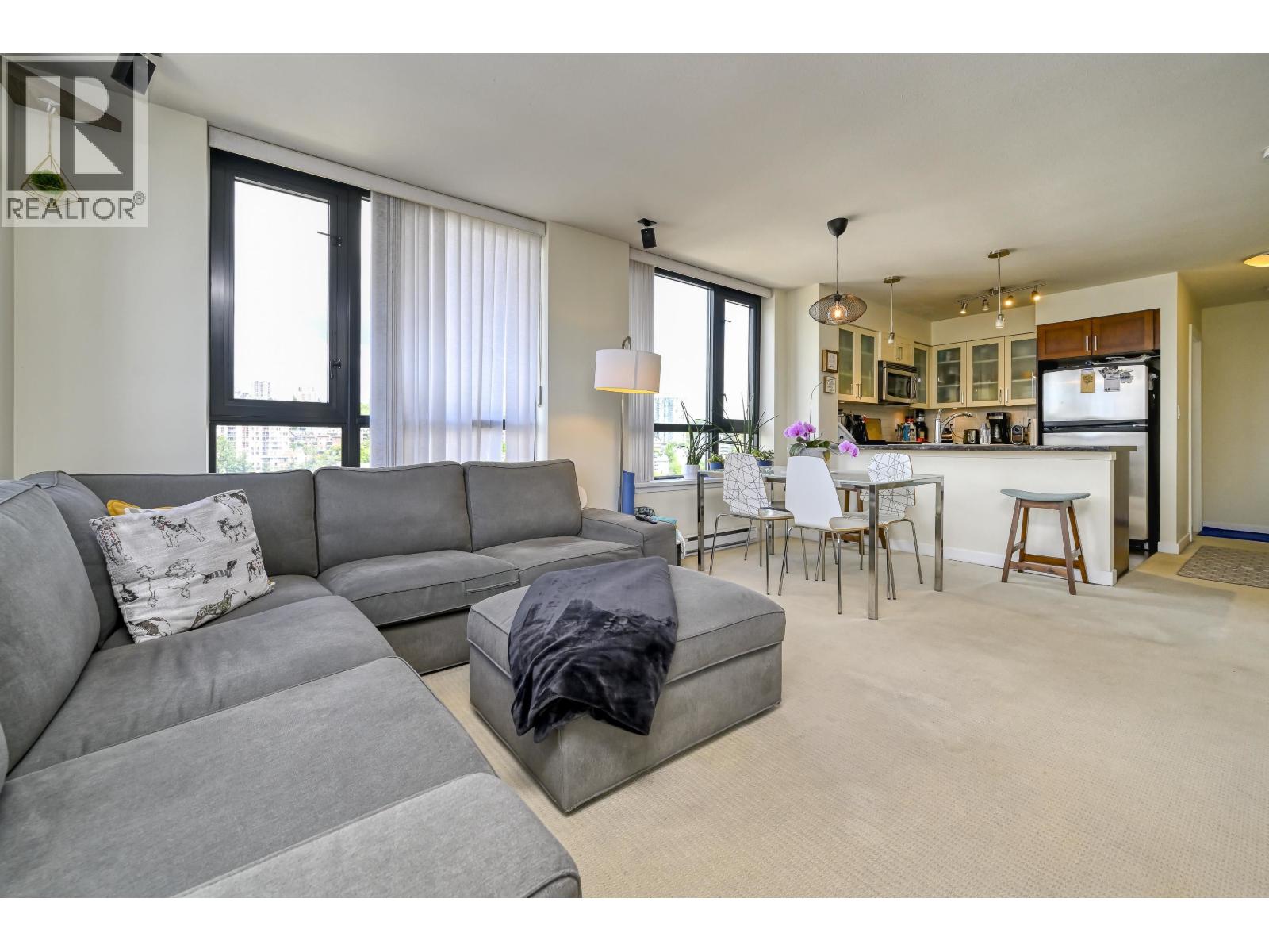 1307 1 Renaissance Square, New Westminster, British Columbia  V3M 0B6 - Photo 2 - R3112189