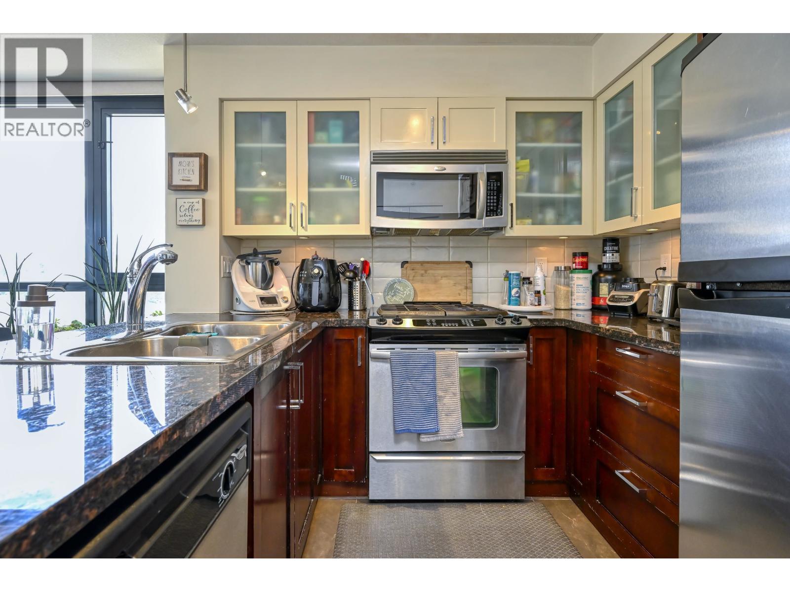 1307 1 Renaissance Square, New Westminster, British Columbia  V3M 0B6 - Photo 6 - R3112189