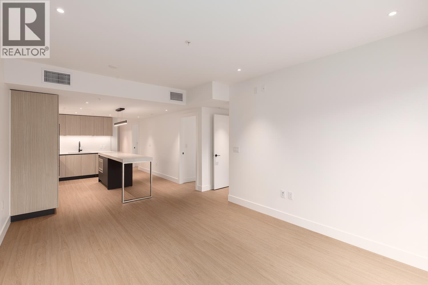 210 2235 E Broadway, Vancouver, British Columbia  V5N 0J5 - Photo 1 - R3112198