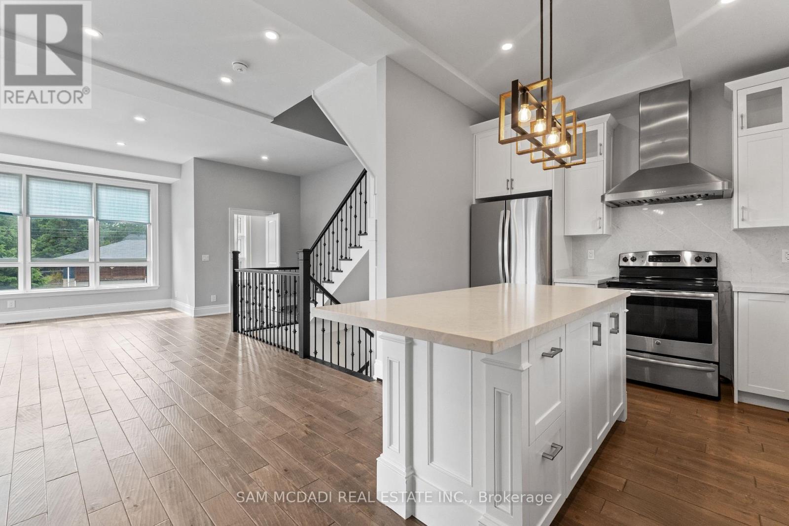 15 Old Oak Drive, Toronto, Ontario M9A 1A3 - Photo 2 - W13004640