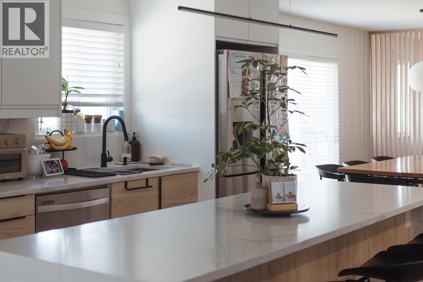 679 Gamma Avenue, Burnaby, British Columbia  V5C 6A3 - Photo 2 - R3097942