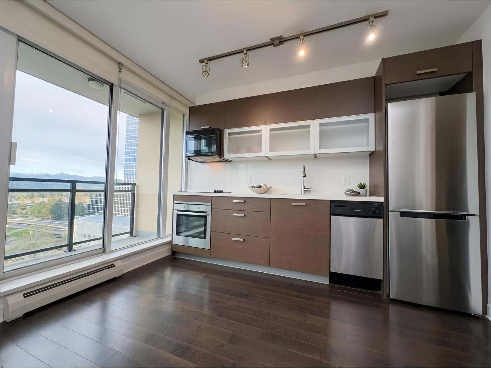 909 10777 University Drive, Surrey, British Columbia  V3T 0E6 - Photo 3 - R3102391