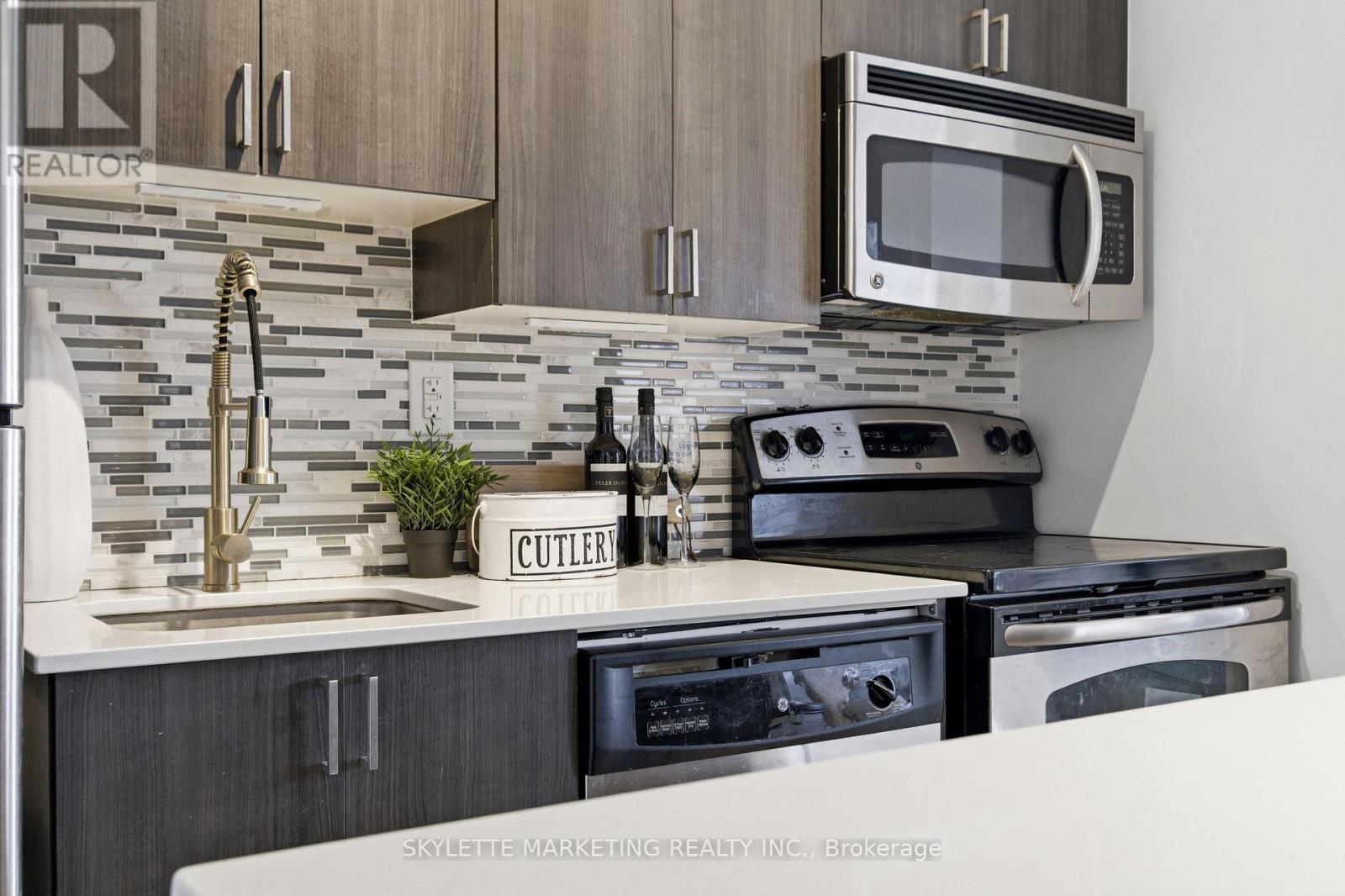 701 - 801 Sheppard Avenue W, Toronto, Ontario  M3H 0A8 - Photo 4 - C13004968