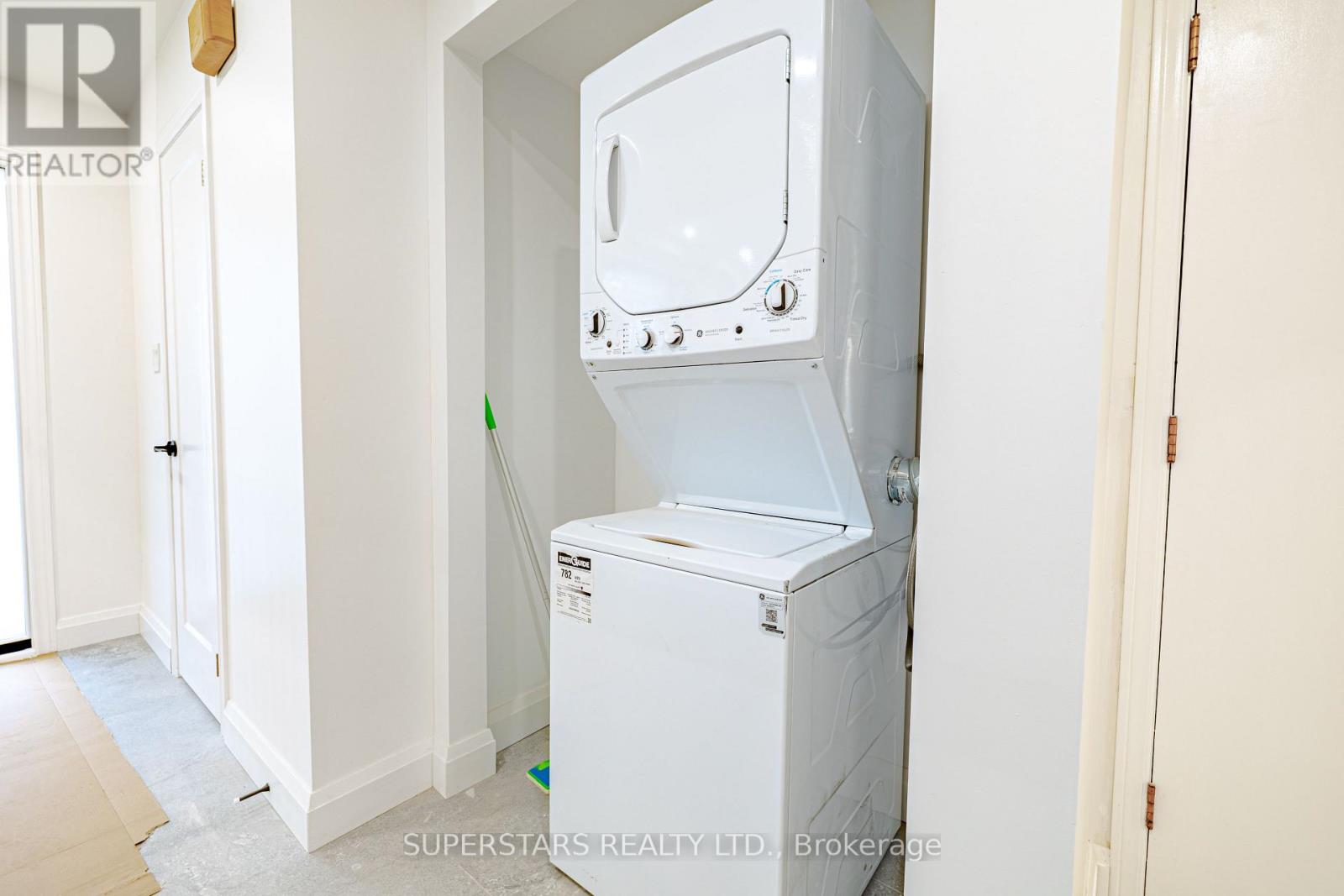 Upper - 39 Evergreen Drive, Whitby, Ontario  L1N 6S6 - Photo 17 - E13004922