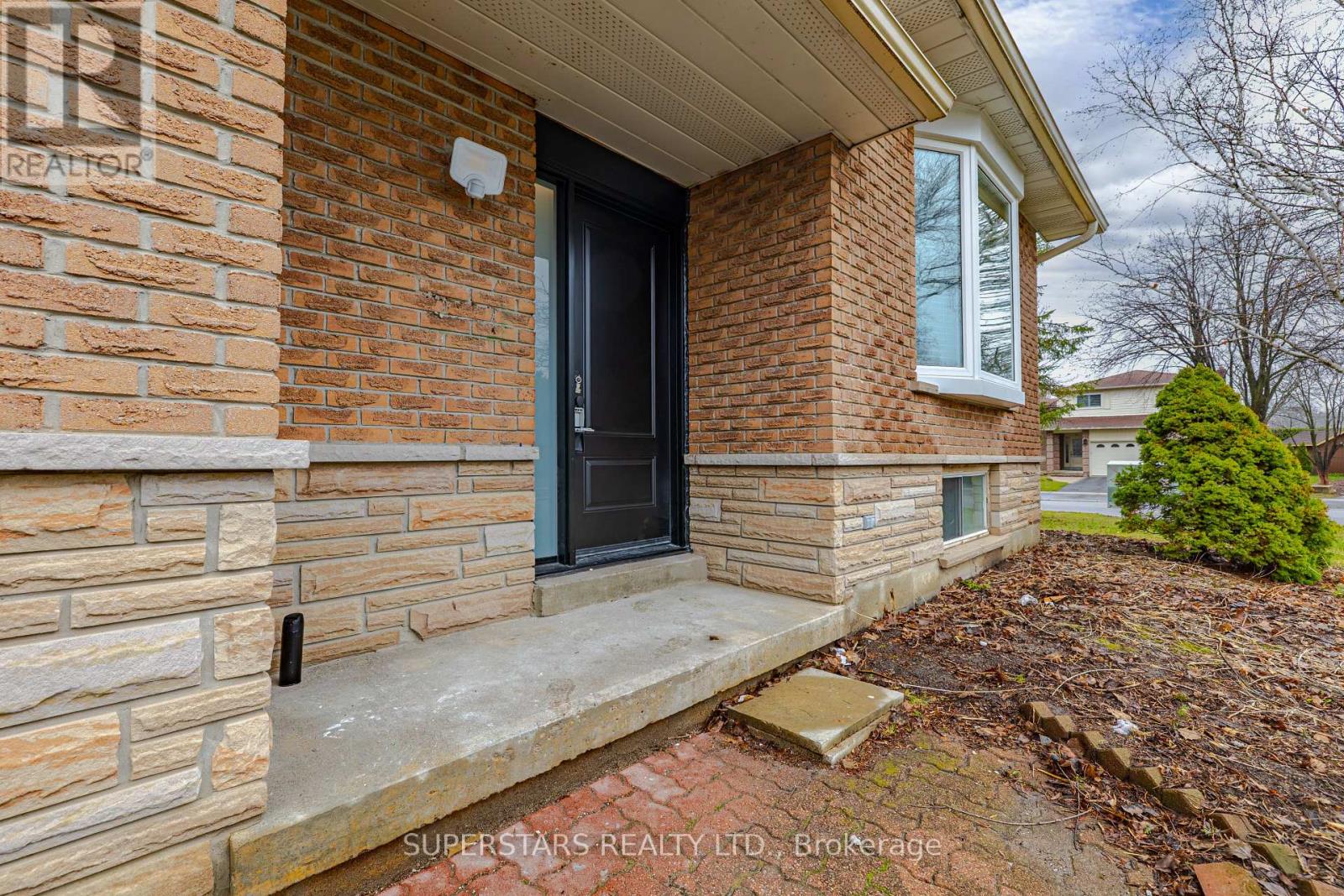 Upper - 39 Evergreen Drive, Whitby, Ontario  L1N 6S6 - Photo 2 - E13004922