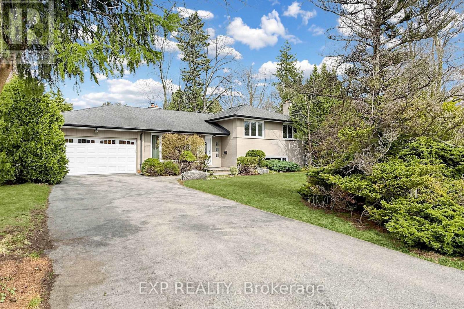 261 PINEHURST DRIVE, Oakville, Ontario