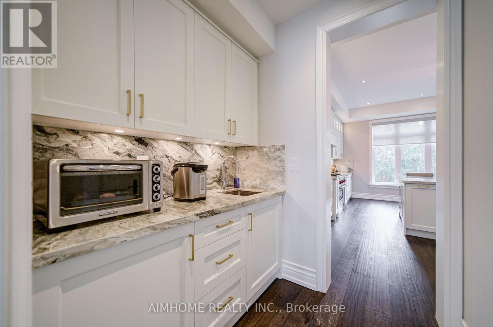 212 Sussex Avenue, Richmond Hill, Ontario  L4C 2G2 - Photo 8 - N13004998