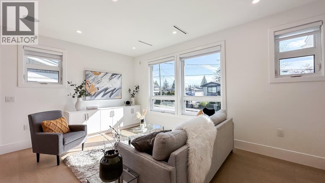 4265 Macdonald Avenue, Burnaby, British Columbia  V5G 4V9 - Photo 4 - R3112167