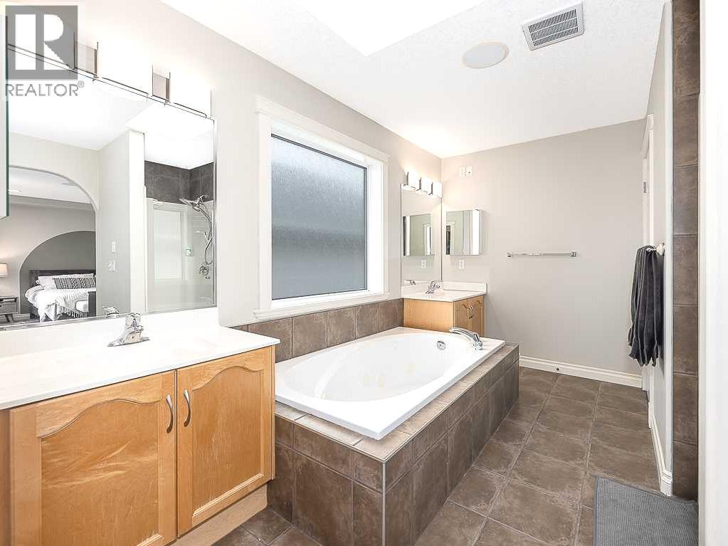 195 Royal Birkdale Crescent Nw, Calgary, Alberta  T3G 5R7 - Photo 22 - A2296381