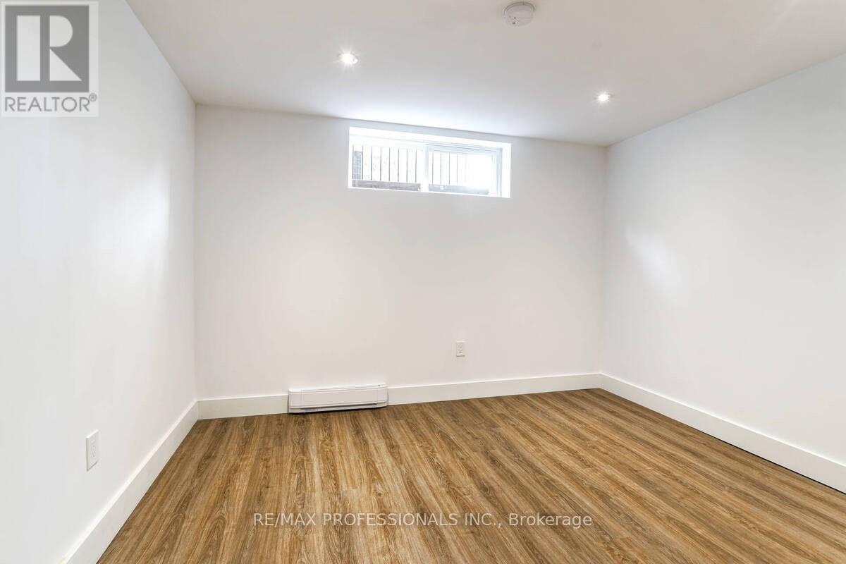 Lower - 7 Vancho Crescent S, Toronto, Ontario M9A 4Z1 - Photo 8 - W12765368