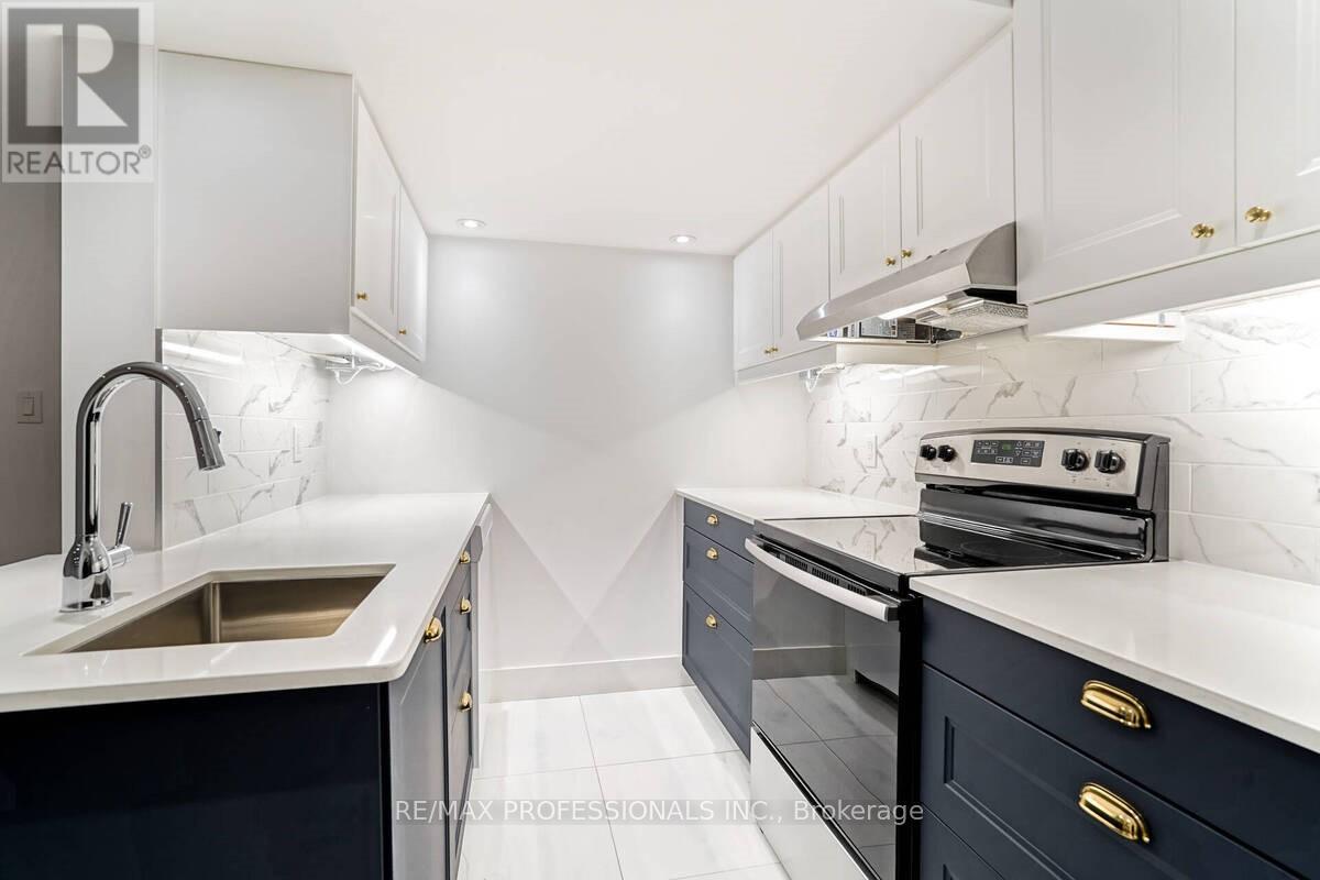 Lower - 7 Vancho Crescent S, Toronto, Ontario M9A 4Z1 - Photo 4 - W12765368