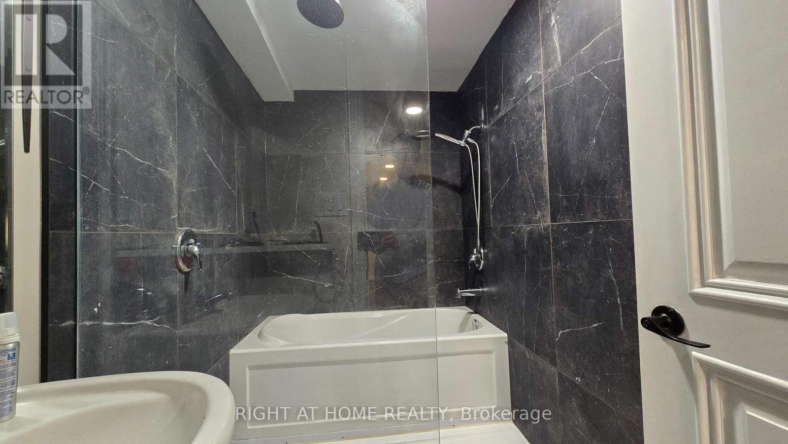 1379 Rock Court, Mississauga, Ontario  L5J 3W5 - Photo 13 - W13005032