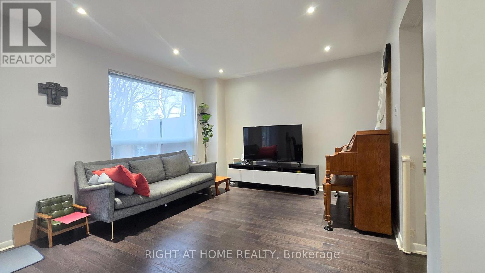 1379 Rock Court, Mississauga, Ontario  L5J 3W5 - Photo 2 - W13005032