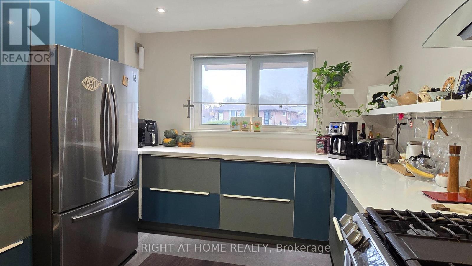 1379 Rock Court, Mississauga, Ontario  L5J 3W5 - Photo 6 - W13005032