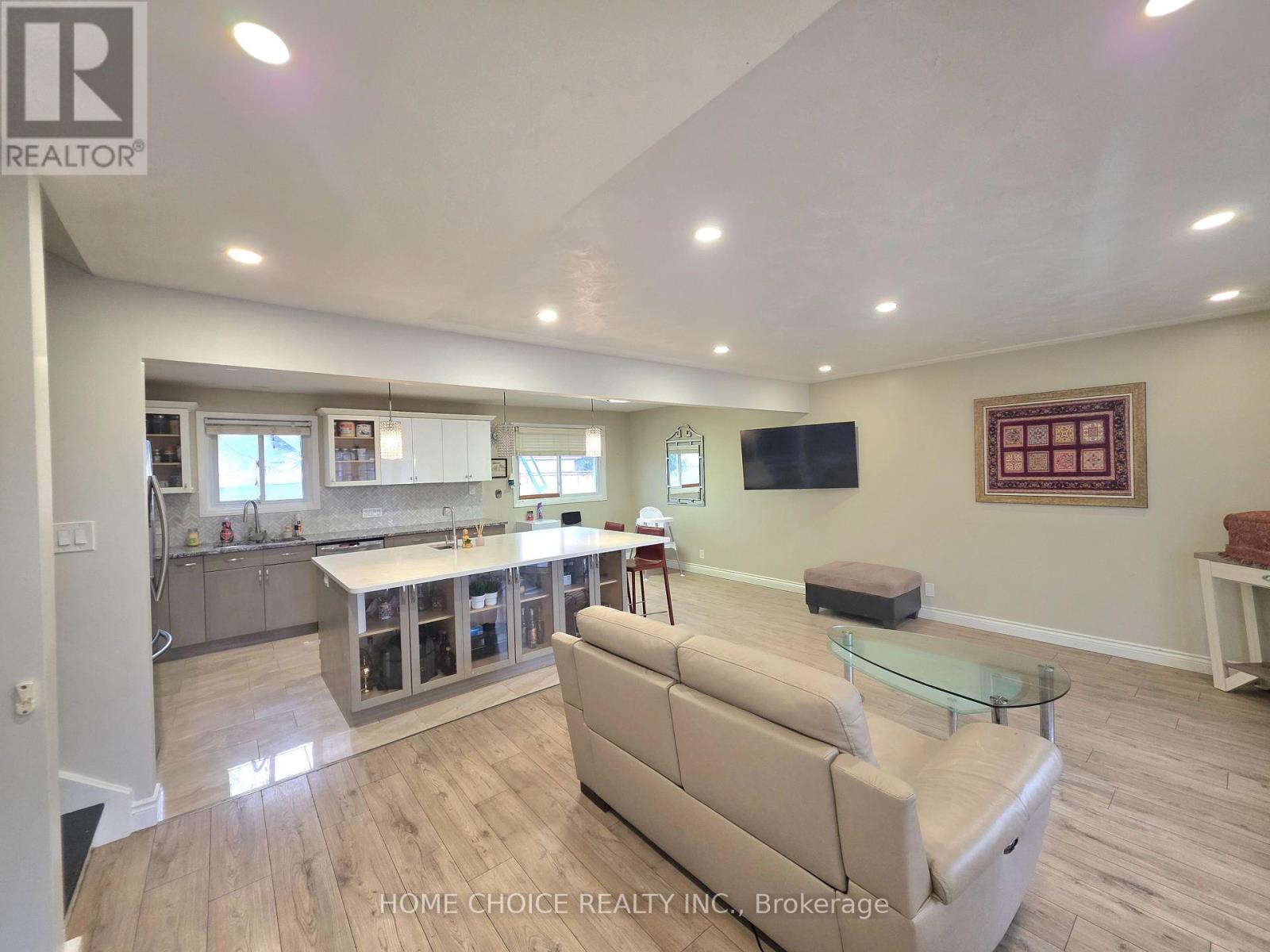 130 Champlain Crescent, Kitchener, Ontario  N2B 2Y6 - Photo 4 - X13005072