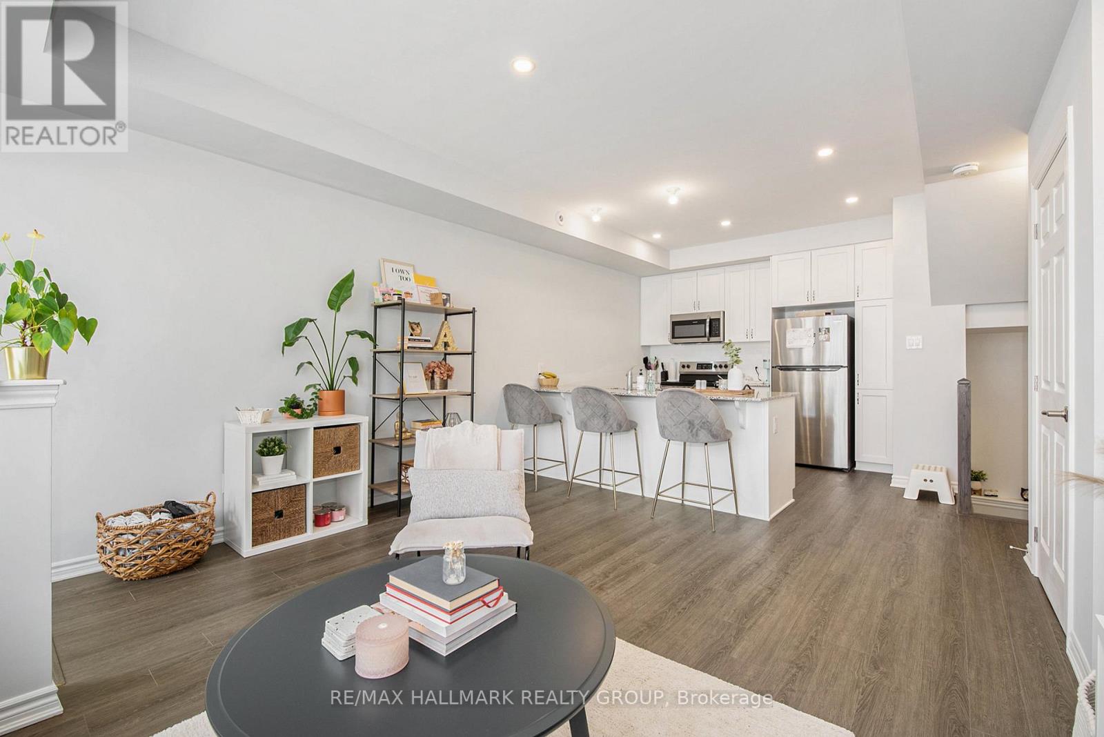 814 Mikinak Road, Ottawa, Ontario  K1K 0P2 - Photo 2 - X13005158