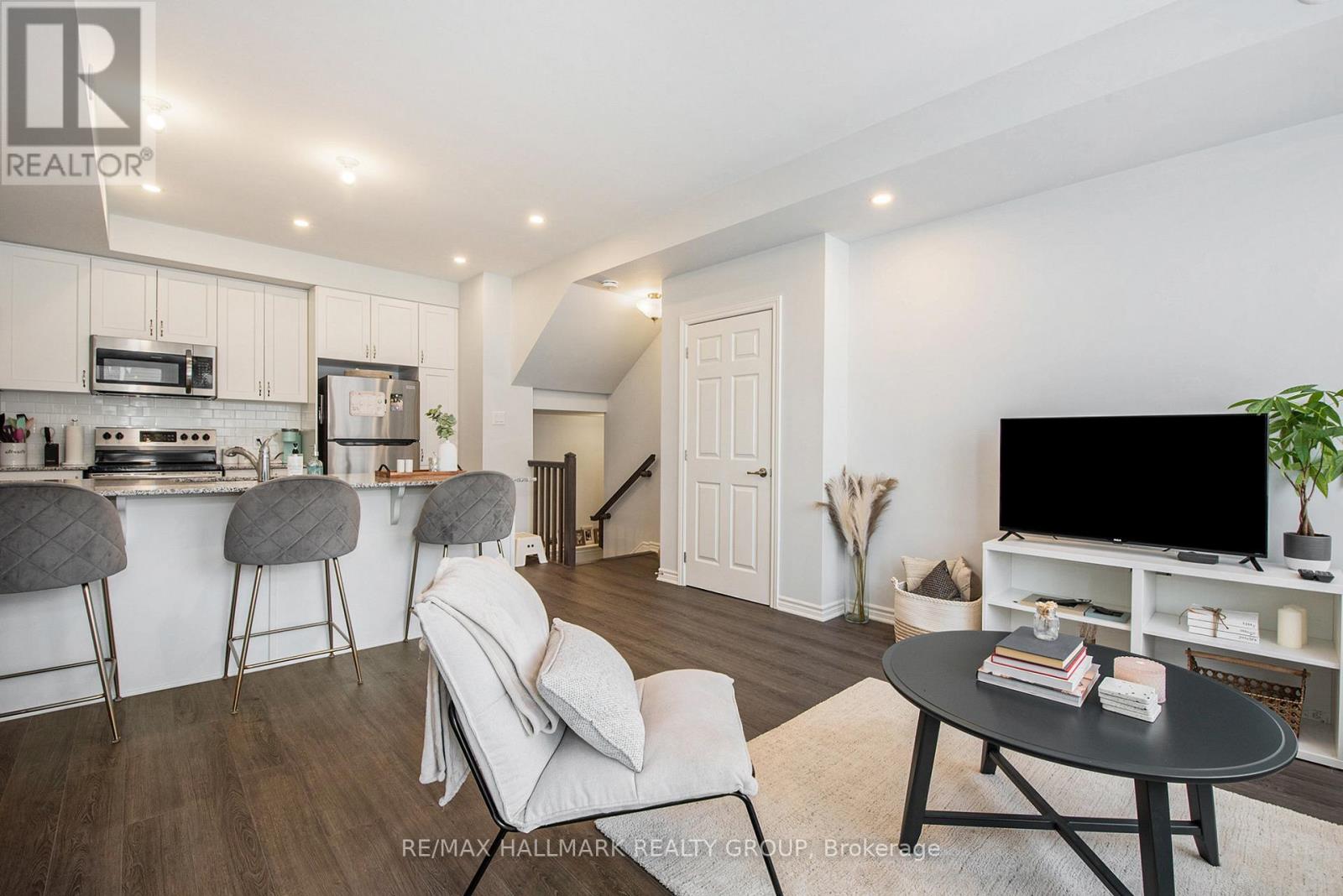 814 Mikinak Road, Ottawa, Ontario  K1K 0P2 - Photo 7 - X13005158