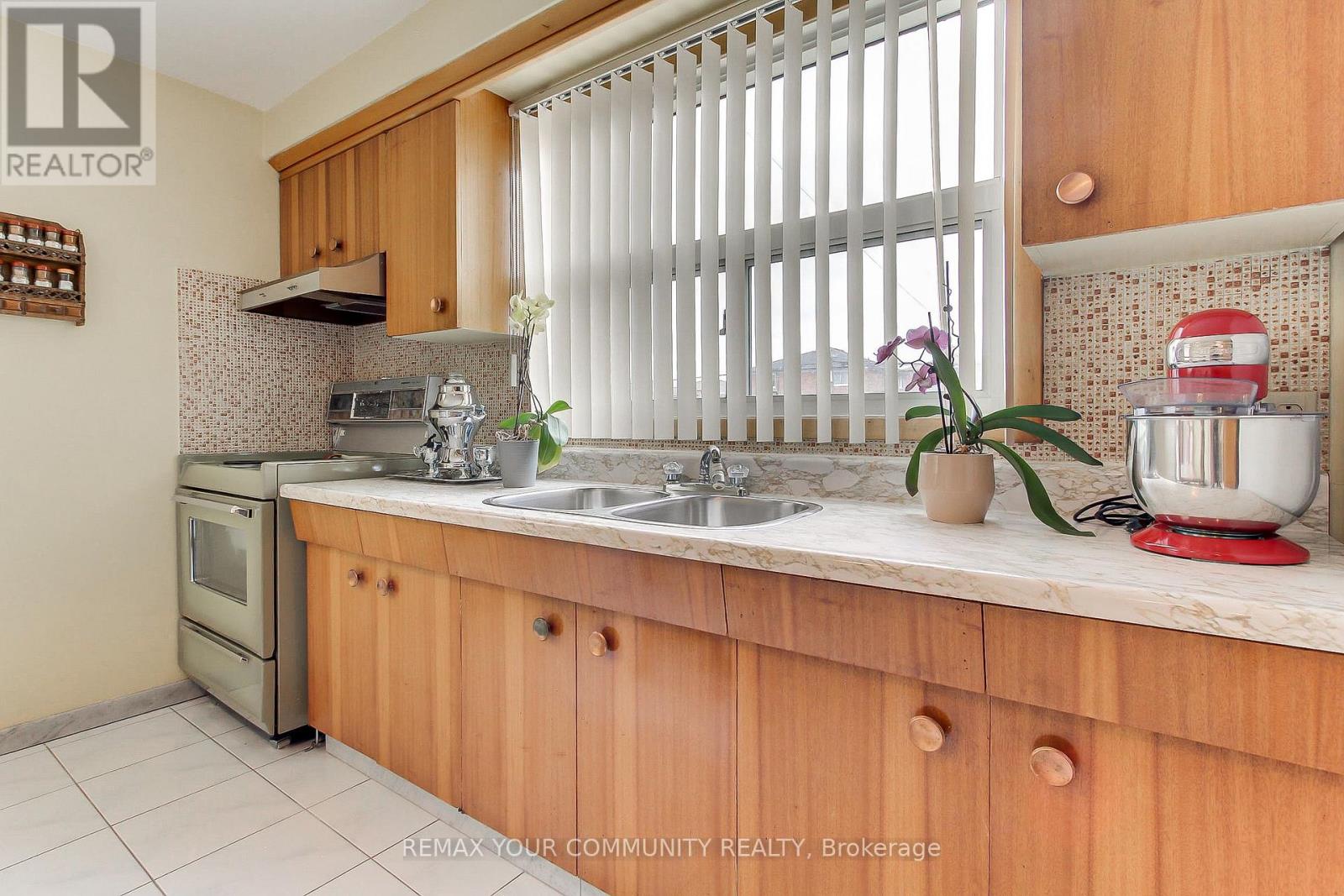 48 North Woodrow Boulevard, Toronto, Ontario  M1K 1W3 - Photo 13 - E13005146