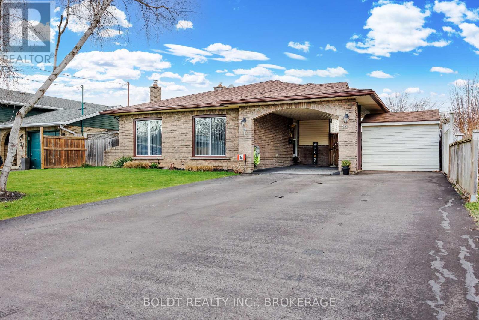 23 Acadia Crescent, St. Catharines, Ontario  L2P 1H7 - Photo 2 - X13005112