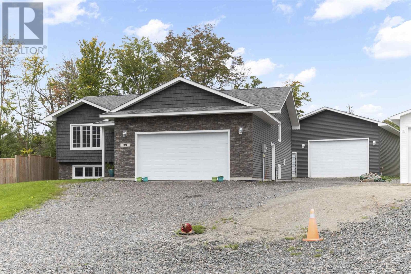 39 Saddle Cres, Sault Ste. Marie, Ontario  P6B 0A5 - Photo 2 - SM260671