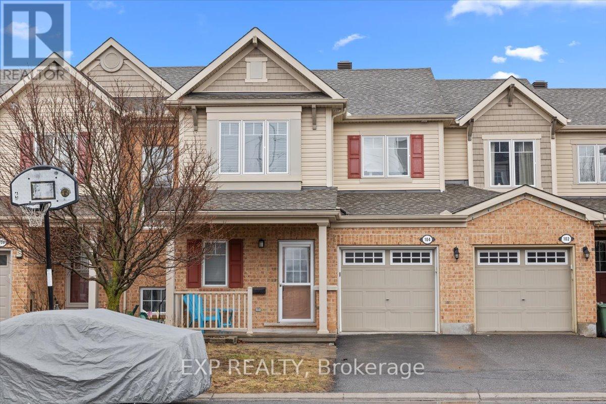 104 HARMATTAN AVENUE, Ottawa, Ontario
