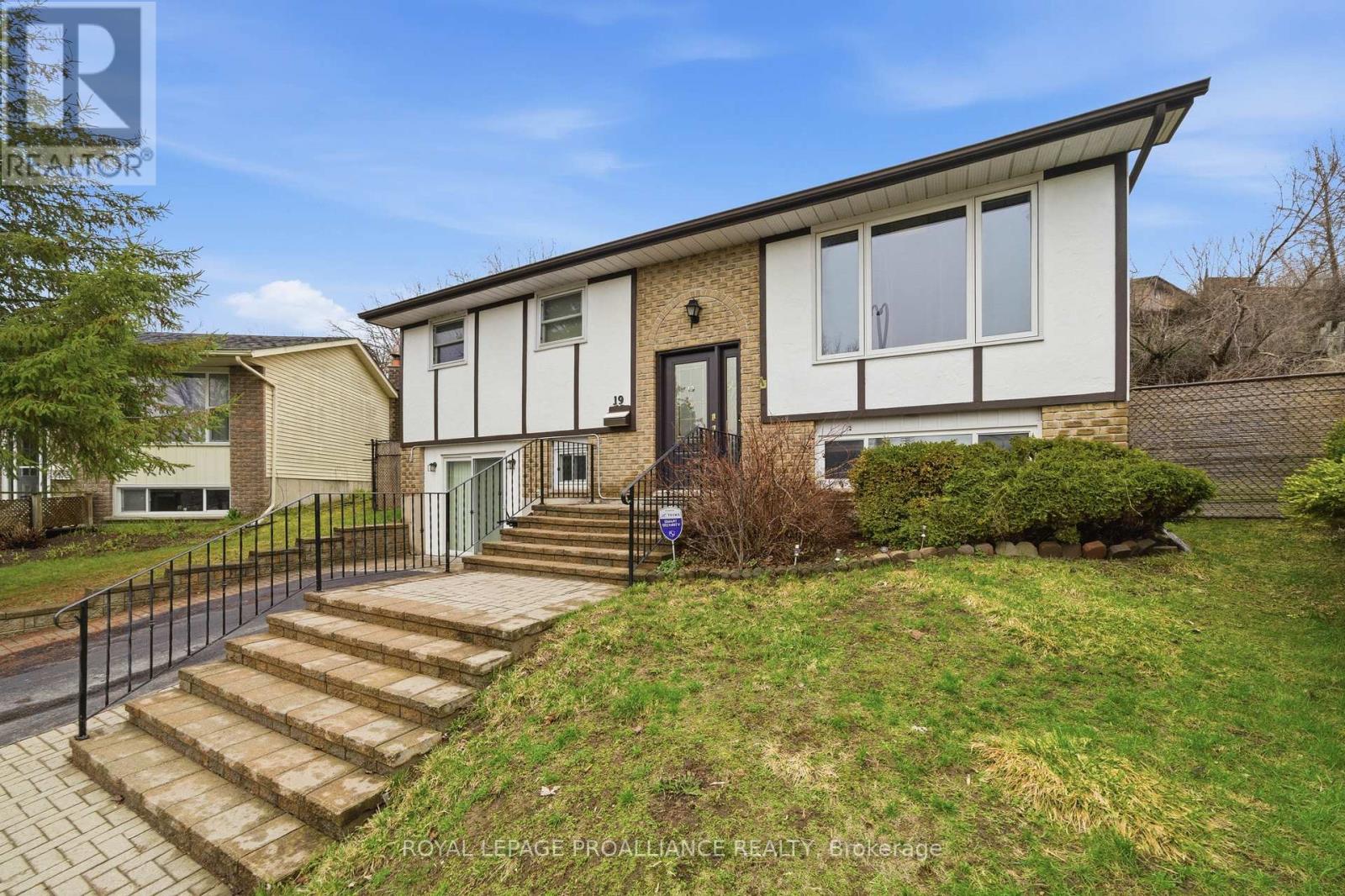 19 Allore Avenue, Quinte West, Ontario  K8V 6K2 - Photo 3 - X13005270