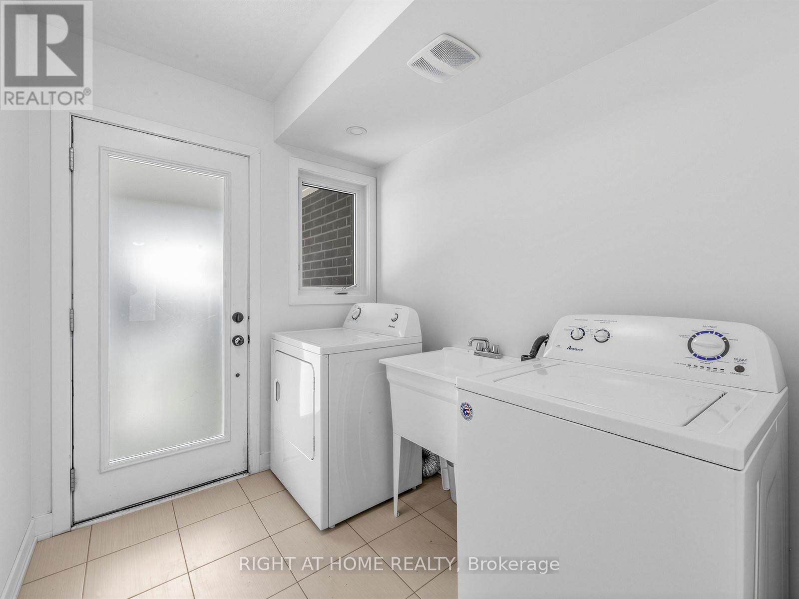 998 Kicking Horse Path, Oshawa, Ontario  L1J 0B4 - Photo 8 - E13005366