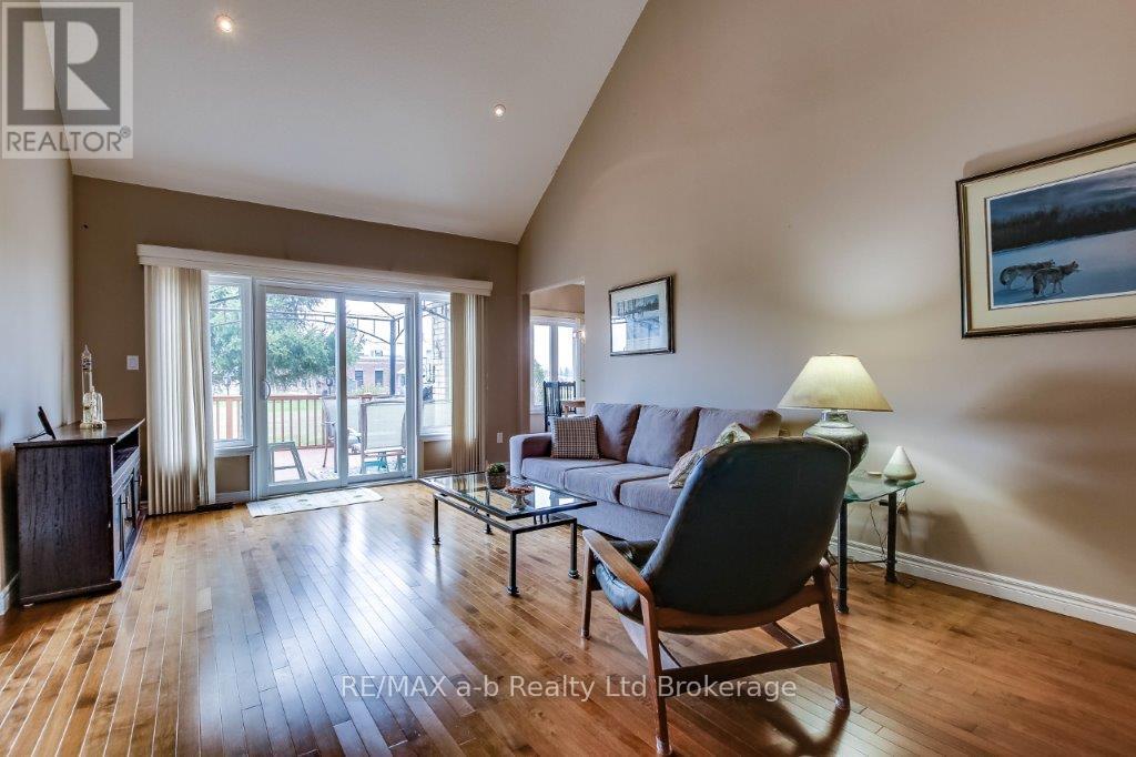 717 Garden Court Crescent, Woodstock, Ontario  N4T 0A2 - Photo 4 - X13005388