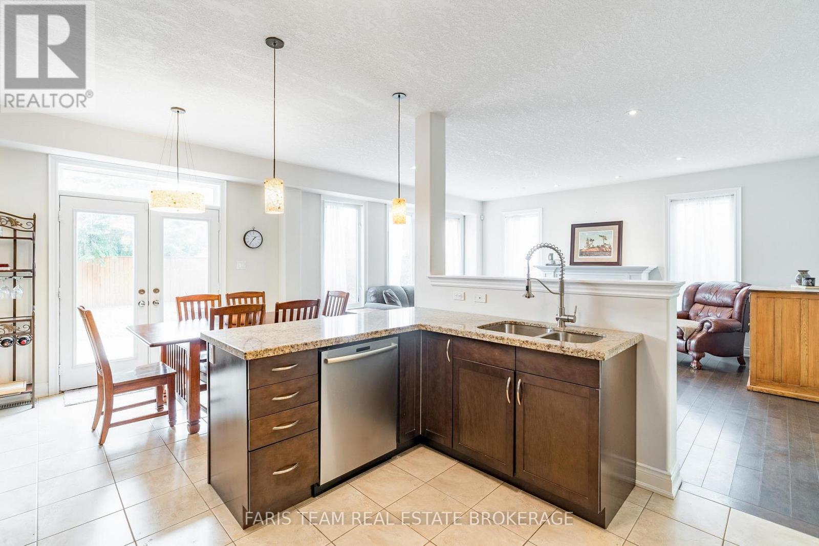 33 Auburn Court, Barrie, Ontario  L4N 6G9 - Photo 7 - S13005336