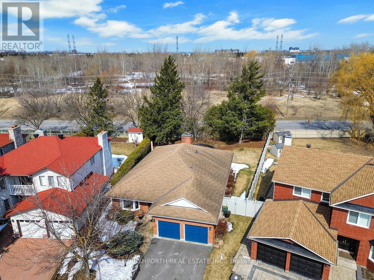 62 Topley Crescent, Ottawa, Ontario  K1G 4M7 - Photo 3 - X12945326