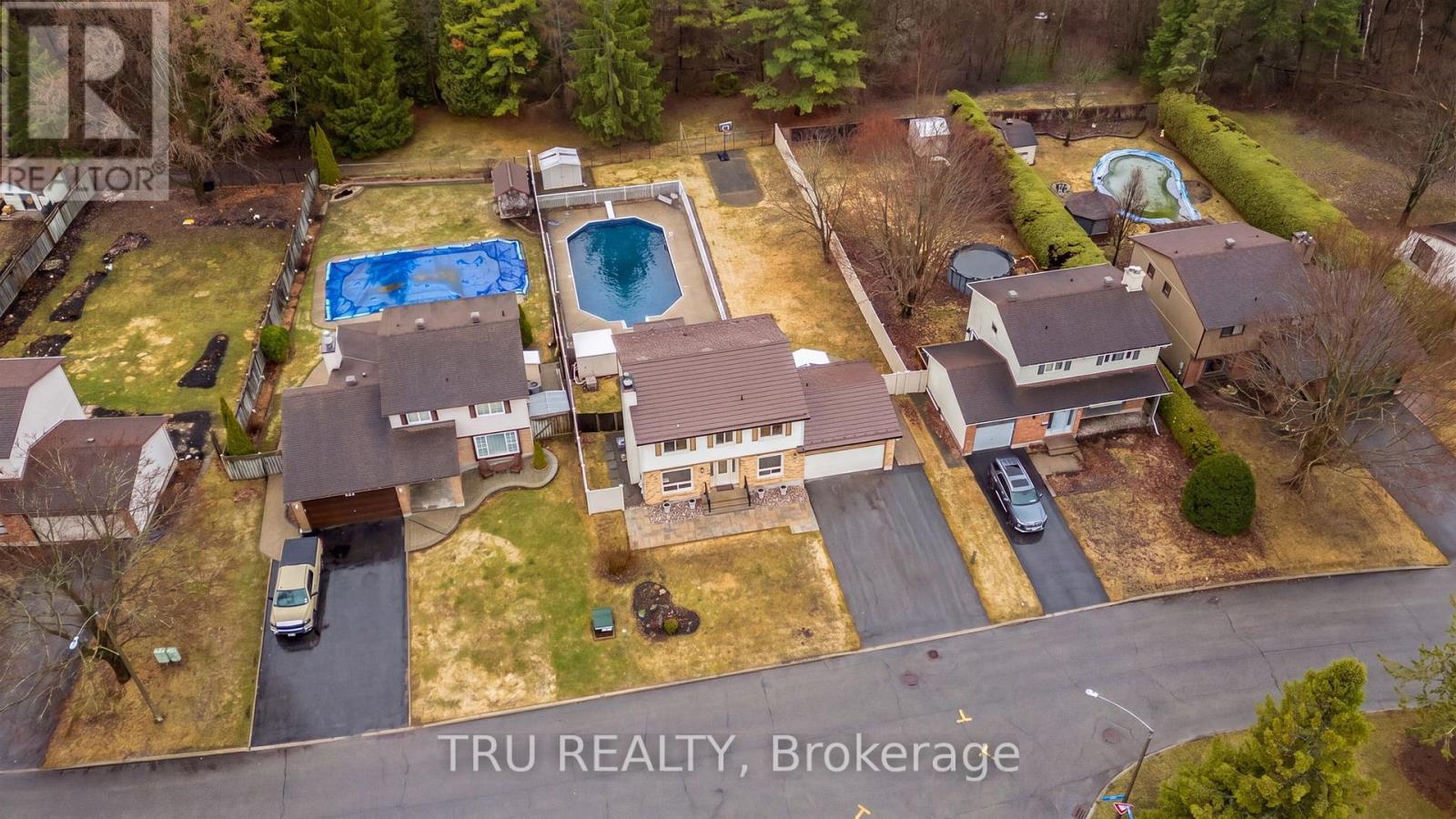 256 Hoylake Crescent, Ottawa, Ontario  K1E 2M8 - Photo 2 - X13004376