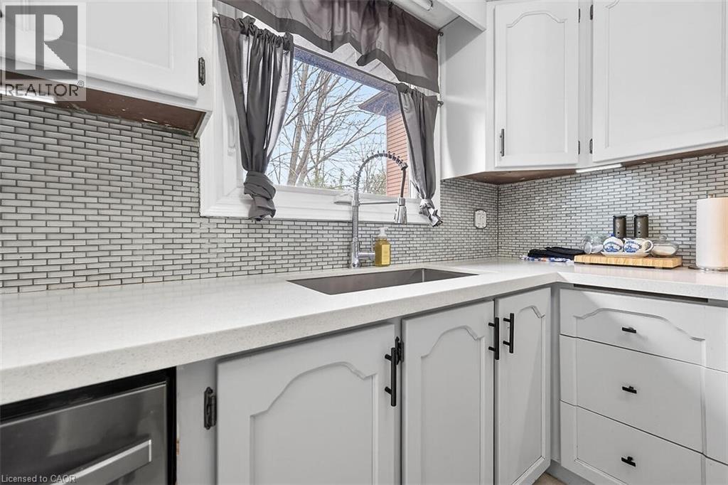 56 Hummingbird Lane, Hamilton, Ontario  L9A 4A9 - Photo 4 - 40821149