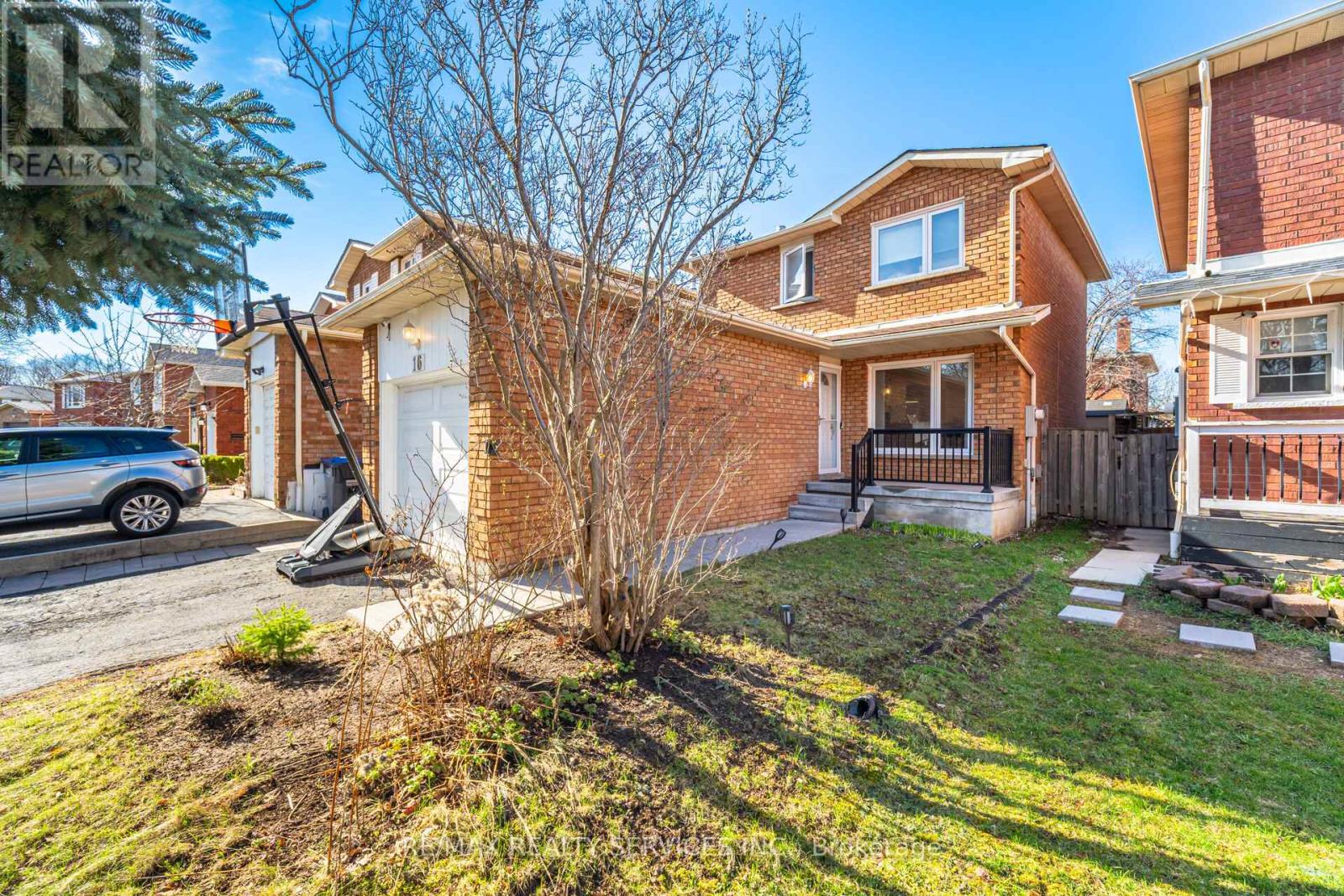 16 Langholm Court, Brampton, Ontario  L6Z 2Y1 - Photo 3 - W13005034